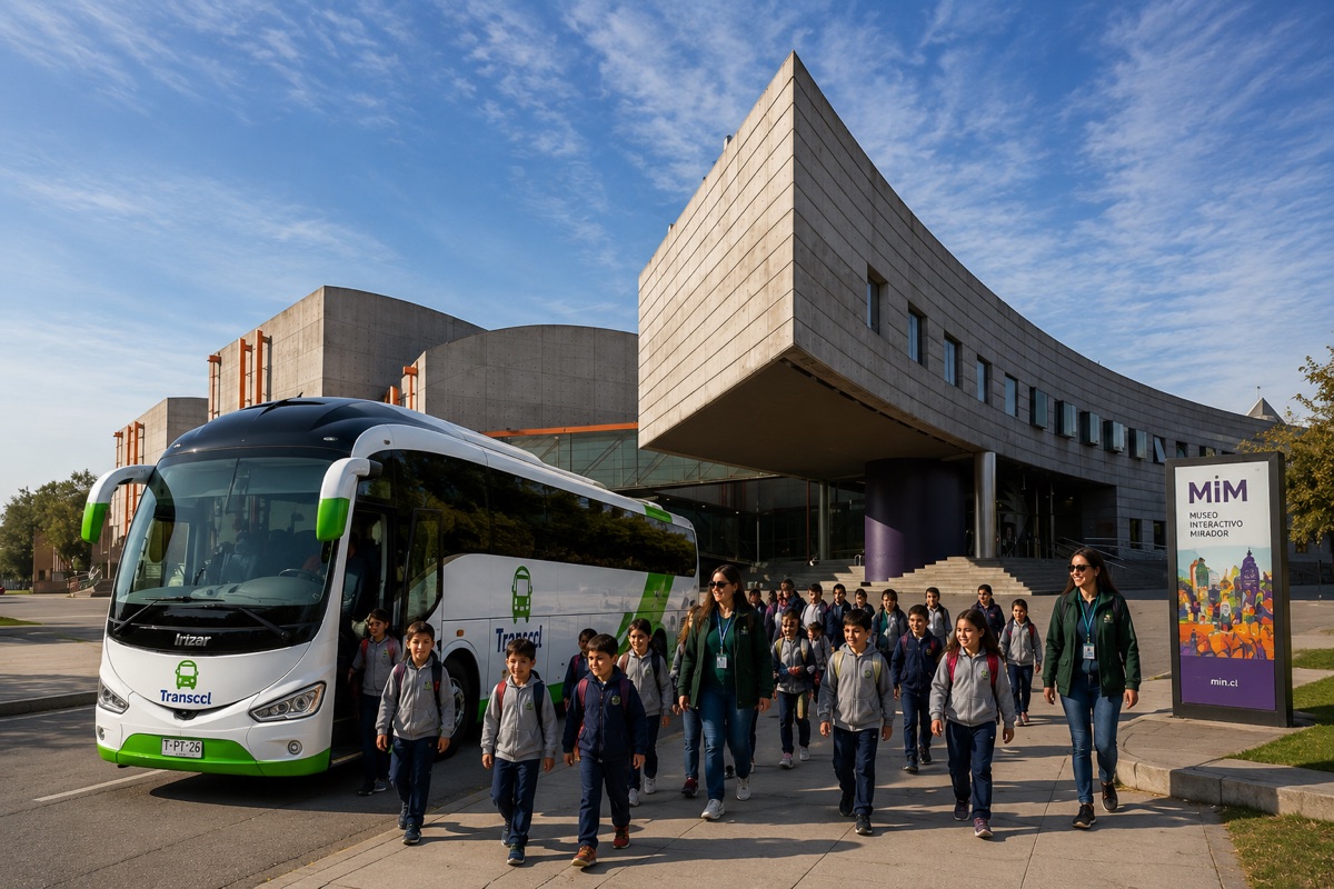 Bus Transccl en salida pedagógica con estudiantes